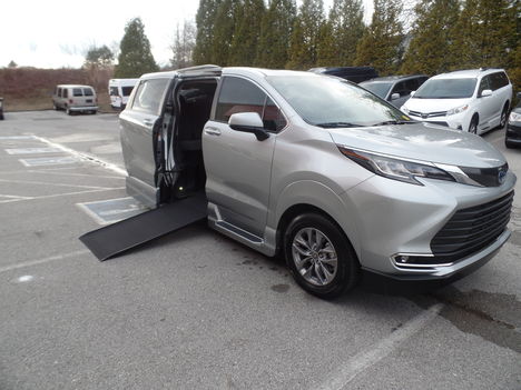 New Wheelchair Van For Sale: 2022 Toyota Sienna XLE Wheelchair Accessible Van For Sale with a  on it. VIN: 5TDJSKFC6NS067508