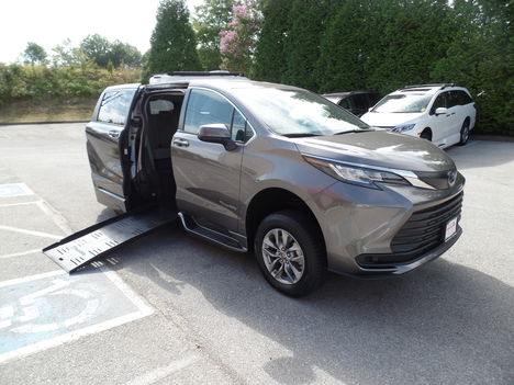 Used Wheelchair Van For Sale: 2022 Toyota Sienna LE Wheelchair Accessible Van For Sale with a  on it. VIN: 5TDKRKEC3NS104936