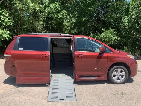 Used Wheelchair Van For Sale: 2013 Toyota Sienna LE Wheelchair Accessible Van For Sale with a Braunability on it. VIN: 5TDKK3DC7DS287249
