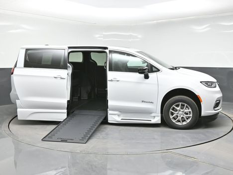 New Wheelchair Van For Sale: 2026 Chrysler Pacifica Select Wheelchair Accessible Van For Sale with a Braun Infloor on it. VIN: 2C4RC1BG5TR202079