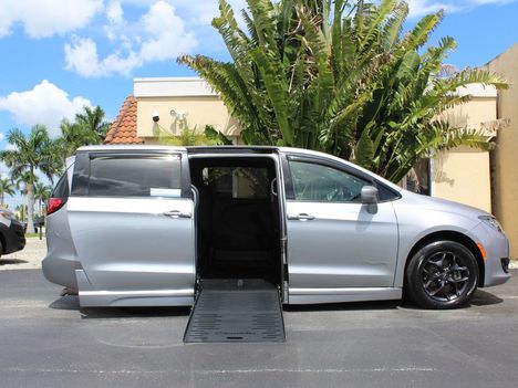Used Wheelchair Van For Sale: 2019 Chrysler Pacifica Touring Plus Wheelchair Accessible Van For Sale with a Braun Foldout on it. VIN: 2C4RC1FG5KR613653