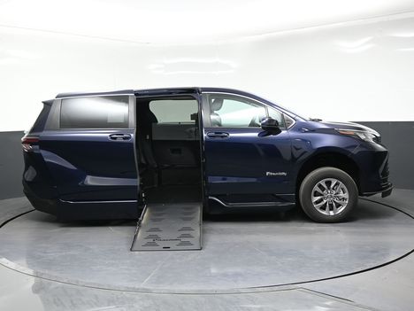 New Wheelchair Van For Sale: 2026 Toyota Sienna LE Wheelchair Accessible Van For Sale with a Braun Foldout XT on it. VIN: 5TDKRKEC7TS317627