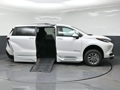 New Wheelchair Van For Sale: 2026 Toyota Sienna XLE Wheelchair Accessible Van For Sale with a Braun Foldout XT on it. VIN: 5TDYRKEC3TS351462
