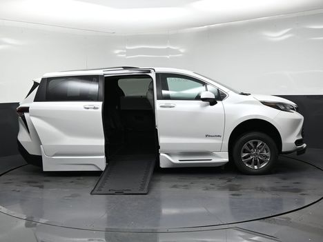 New Wheelchair Van For Sale: 2026 Toyota Sienna XLE Wheelchair Accessible Van For Sale with a Braun Infloor on it. VIN: 5TDYRKECXTS337784
