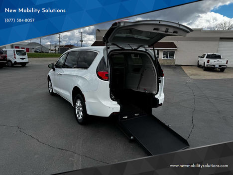 Used Wheelchair Van For Sale: 2023 Chrysler Pacifica Touring L 4dr Mini Van Wheelchair Accessible Van For Sale with a  on it. VIN: 2C4RC1BG1PR606275