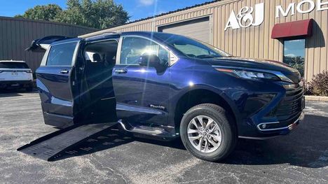 Used Wheelchair Van For Sale: 2022 Toyota Sienna XLE Wheelchair Accessible Van For Sale with a BraunAbility Toyota Rampvan XT on it. VIN: 5TDJRKEC5NS100415
