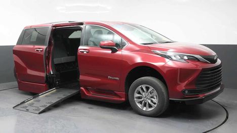 New Wheelchair Van For Sale: 2026 Toyota Sienna LE Wheelchair Accessible Van For Sale with a BraunAbility Toyota Rampvan XT on it. VIN: 5TDKRKEC5TS311082