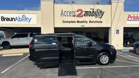 Used Wheelchair Van For Sale: 2022 Chrysler Pacifica Touring L Wheelchair Accessible Van For Sale with a BraunAbility - Chrysler Entervan Xi Infloor on it. VIN: 2C4RC1BG9NR214576