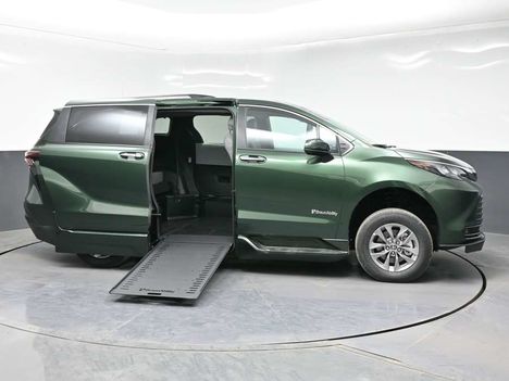 New Wheelchair Van For Sale: 2026 Toyota Sienna XLE Wheelchair Accessible Van For Sale with a BraunAbility Toyota Sienna Hybrid Power Infloor on it. VIN: 5TDYRKECXTS317843