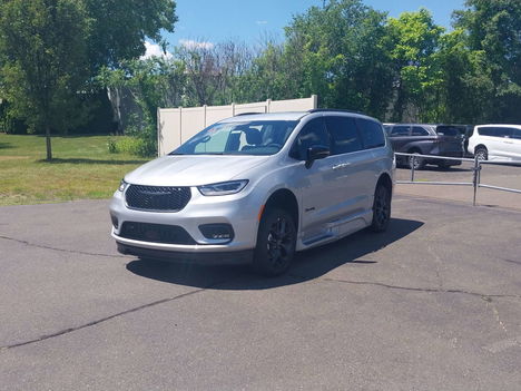 New Wheelchair Van For Sale: 2026 Chrysler Pacifica Select Wheelchair Accessible Van For Sale with a BraunAbility Chrysler Entervan XT on it. VIN: 2C4RC1BG1TR206419