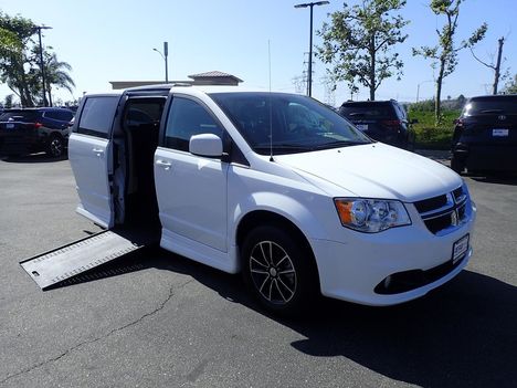 Used Wheelchair Van For Sale: 2018 Dodge Grand Caravan SXT - Minivan Wheelchair Accessible Van For Sale with a Rollx Vans Rollx In Floor Dodge on it. VIN: 2C4RDGCG5JR363334