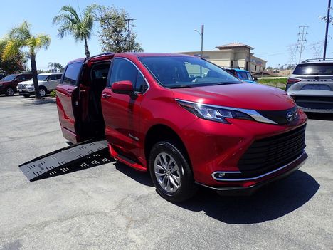 Used Wheelchair Van For Sale: 2023 Toyota Sienna LE  - Minivan Wheelchair Accessible Van For Sale with a BraunAbility Toyota Sienna Hybrid Power Foldout on it. VIN: 5TDJRKEC5PS148497