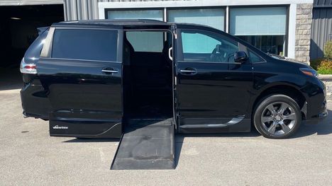 Used Wheelchair Van For Sale: 2015 Toyota Sienna 5dr 8-Pass Van SE Premium  FWD (Natl) Wheelchair Accessible Van For Sale with a  on it. VIN: 5TDXK3DC5FS591186
