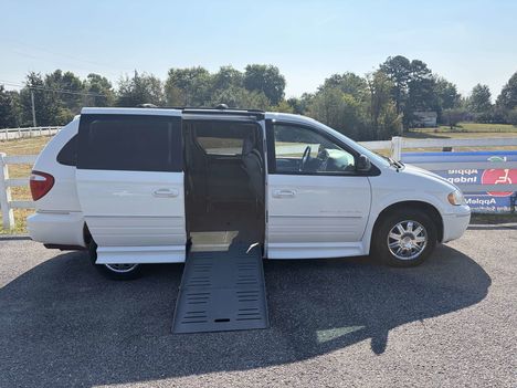 Used Wheelchair Van For Sale: 2007 Chrysler Town & Country Touring Wheelchair Accessible Van For Sale with a BraunAbility Chrysler Foldout on it. VIN: 2A8GP64L57R315189