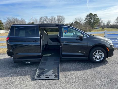 Used Wheelchair Van For Sale: 2022 Chrysler Pacifica Touring L Wheelchair Accessible Van For Sale with a BraunAbility Chrysler Companion Van on it. VIN: 2C4RC1BGXNR192393