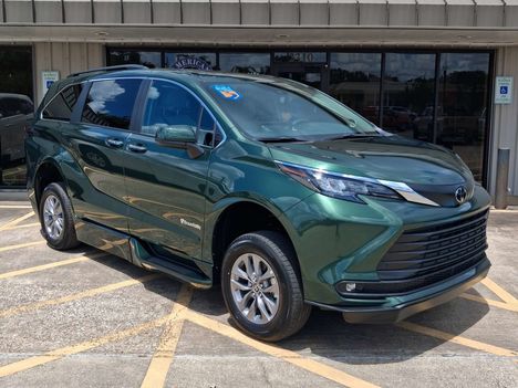 New Wheelchair Van For Sale: 2026 Toyota Sienna XLE Wheelchair Accessible Van For Sale with a BraunAbility Toyota Sienna Hybrid Power Infloor on it. VIN: 5TDYRKEC0TS298025