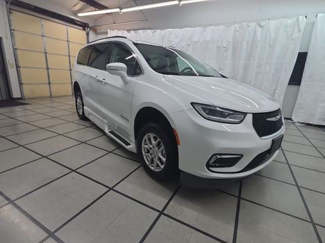 Used Wheelchair Van For Sale: 2022 Chrysler Pacifica Touring L Wheelchair Accessible Van For Sale with a Braun Entervan XT Folding Ramp on it. VIN: 2C4RC1BG9NR125641