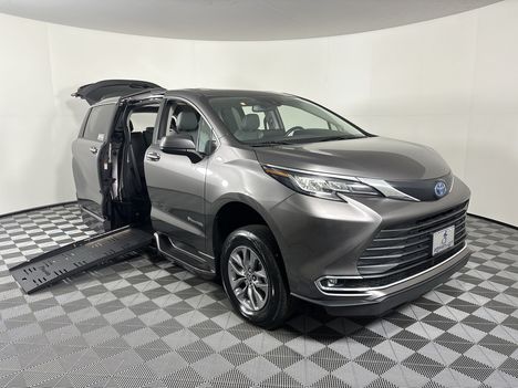 Used Wheelchair Van For Sale: 2023 Toyota Sienna XLE Wheelchair Accessible Van For Sale with a Braun Entervan Folding Ramp on it. VIN: 5TDJRKEC2PS163121