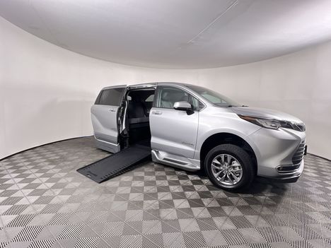Used Wheelchair Van For Sale: 2023 Toyota Sienna XLE Wheelchair Accessible Van For Sale with a Braun Entervan XT on it. VIN: 5TDYRKEC7PS145132