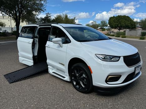 Used Wheelchair Van For Sale: 2022 Chrysler Pacifica Touring L Wheelchair Accessible Van For Sale with a BraunAbility Braun XI on it. VIN: 2C4RC1BG3NR195555