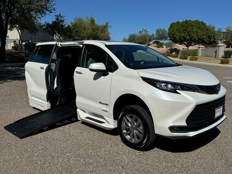 Used Wheelchair Van For Sale: 2021 Toyota Sienna XLE Wheelchair Accessible Van For Sale with a BraunAbility Braun XT on it. VIN: 5TDJRKEC0MS060372