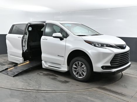 New Wheelchair Van For Sale: 2025 Toyota Sienna XLE Wheelchair Accessible Van For Sale with a BraunAbility Power In-Floor on it. VIN: 5TDJRKEC2SS238070