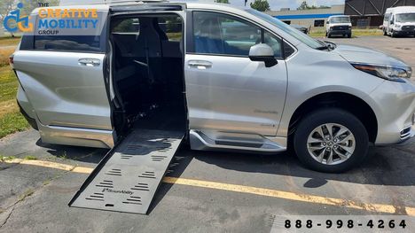 Used Wheelchair Van For Sale: 2021 Toyota Sienna XLE Plus Wheelchair Accessible Van For Sale with a BraunAbility Toyota Sienna Hybrid Power Foldout on it. VIN: 5TDJRKEC3MS065145