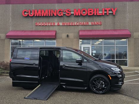 New Wheelchair Van For Sale: 2026 Chrysler Pacifica Select Wheelchair Accessible Van For Sale with a BraunAbility Chrysler Infloor on it. VIN: 2C4RC1BG0TR187426