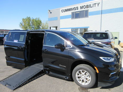 Used Wheelchair Van For Sale: 2025 Chrysler Pacifica Select Wheelchair Accessible Van For Sale with a BraunAbility Chrysler Infloor on it. VIN: 2C4RC1BG5SR575153