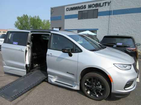 Used Wheelchair Van For Sale: 2026 Chrysler Pacifica Select Wheelchair Accessible Van For Sale with a BraunAbility Chrysler Infloor on it. VIN: 2C4RC1BG9TR183830