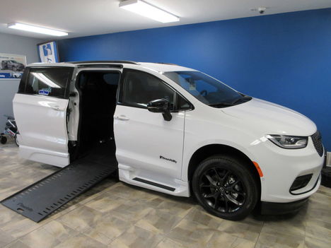 New Wheelchair Van For Sale: 2026 Chrysler Pacifica Select Wheelchair Accessible Van For Sale with a BraunAbility Chrysler Infloor on it. VIN: 2C4RC1BGXTR232386