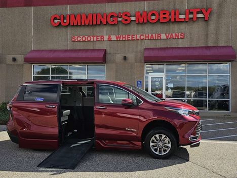 Used Wheelchair Van For Sale: 2023 Toyota Sienna XLE Wheelchair Accessible Van For Sale with a BraunAbility Toyota Sienna Hybrid Power Infloor on it. VIN: 5TDJRKEC3PS177982