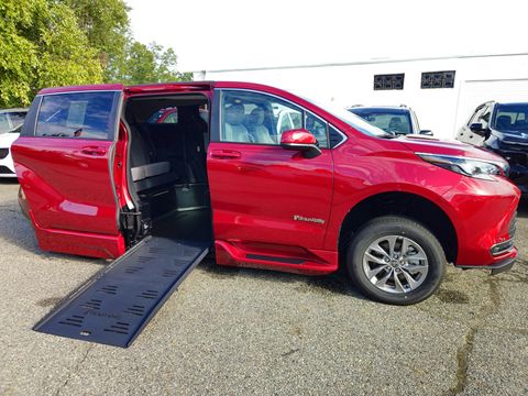 New Wheelchair Van For Sale: 2026 Toyota Sienna LE Wheelchair Accessible Van For Sale with a BraunAbility - Toyota Sienna Hybrid Power Foldout on it. VIN: 5TDKRKEC1TS305117