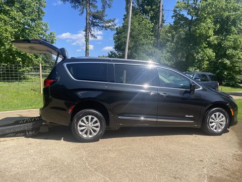 Used Wheelchair Van For Sale: 2019 Chrysler Pacifica Touring L Wheelchair Accessible Van For Sale with a Revability - Chrsyler Pacifica ADVANTAGE RE on it. VIN: 2C4RC1BG6KR608936