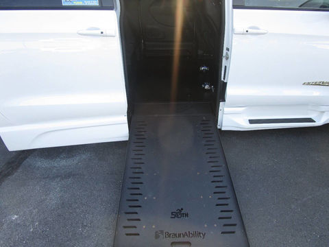 Used Wheelchair Van For Sale: 2022 Chrysler   Wheelchair Accessible Van For Sale with a BraunAbility - Chrysler Infloor on it. VIN: 2C4RC1BG8NR211765
