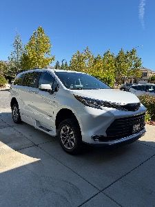 Used Wheelchair Van For Sale: 2022 Toyota Sienna XLE Mobility Handicap Van Wheelchair Accessible Van For Sale with a BraunAbility - Toyota Sienna Hybrid Power Foldout on it. VIN: 5TDJRKEC5NS112158