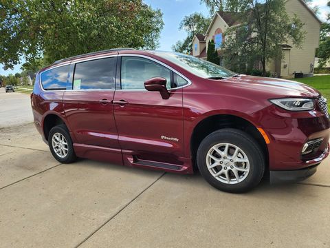 Used Wheelchair Van For Sale: 2022 Chrysler Pacifica Touring L Wheelchair Accessible Van For Sale with a BraunAbility - Chrysler Entervan Xi Infloor on it. VIN: 2C4RC1BG4NR159650