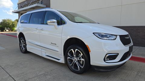 Used Wheelchair Van For Sale: 2022 Chrysler Pacifica Pinnacle Wheelchair Accessible Van For Sale with a BraunAbility - Chrysler Entervan Xi Infloor on it. VIN: 2C4RC1PGXNR171410