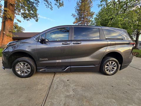 Used Wheelchair Van For Sale: 2025 Toyota Sienna XLE Mobility Handicap Van Wheelchair Accessible Van For Sale with a BraunAbility - Toyota Sienna Hybrid Power Foldout on it. VIN: 5TDYRKEC8SS280645