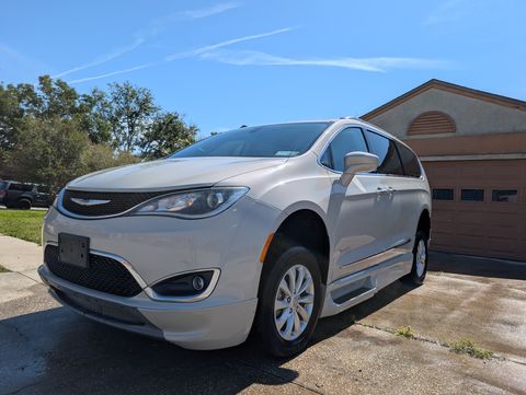 Used Wheelchair Van For Sale: 2017 Chrysler Pacifica L Wheelchair Accessible Van For Sale with a BraunAbility - Chrysler Foldout XT on it. VIN: 2c4rc1bg8hr768616