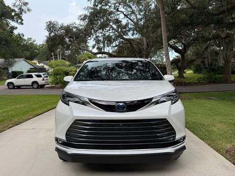 New Wheelchair Van For Sale: 2025 Toyota Sienna Platinum AWD Wheelchair Accessible Van For Sale with a BraunAbility - Toyota Sienna Hybrid Power Infloor on it. VIN: 5TDERKEC7SS276220