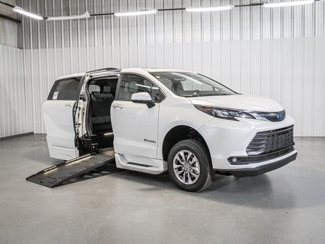 Used Wheelchair Van For Sale: 2025 Toyota Sienna XLE Wheelchair Accessible Van For Sale with a BraunAbility on it. VIN: 5TDJRKEC8SS281392