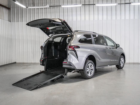Used Wheelchair Van For Sale: 2026 Toyota Sienna XLE Wheelchair Accessible Van For Sale with a Freedom Motors on it. VIN: 5TDYRKEC3TS324813
