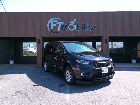 Used Wheelchair Van For Sale: 2025 Chrysler Pacifica Select Wheelchair Accessible Van For Sale with a BraunAbility Chrysler Entervan XT on it. VIN: 2C4RC1BG1SR597781