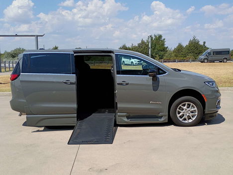 Used Wheelchair Van For Sale: 2025 Chrysler Pacifica Select Wheelchair Accessible Van For Sale with a BraunAbility Chrysler Infloor on it. VIN: 2C4RC1BG1SR504290