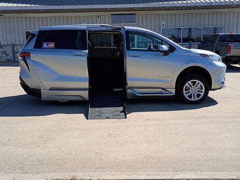 Used Wheelchair Van For Sale: 2021 Toyota Sienna XLE Wheelchair Accessible Van For Sale with a BraunAbility Toyota Sienna Hybrid Power Foldout on it. VIN: 5TDZRKEC5MS051041