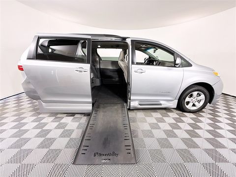 Used Wheelchair Van For Sale: 2017 Toyota Sienna LE Wheelchair Accessible Van For Sale with a BraunAbility - Toyota Rampvan Xi on it. VIN: 5TDKZ3DC3HS881841