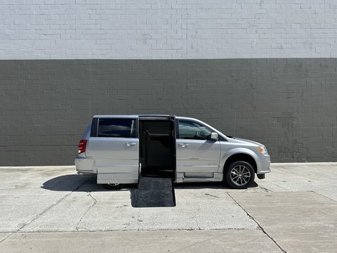 Used Wheelchair Van For Sale: 2016 Dodge Caravan SXT Wheelchair Accessible Van For Sale with a BraunAbility - Dodge Entervan XT on it. VIN: 2C4RDGCG8G359187