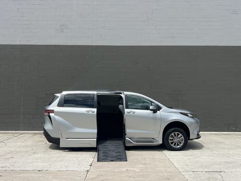 Used Wheelchair Van For Sale: 2021 Toyota Sienna XLE Wheelchair Accessible Van For Sale with a BraunAbility - Toyota Sienna Hybrid Power Foldout on it. VIN: 5TDJRKECXMS060394