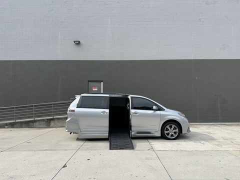 Used Wheelchair Van For Sale: 2018 Toyota Sienna SE Wheelchair Accessible Van For Sale with a BraunAbility - Toyota Rampvan XT on it. VIN: 5TDXZ3DC2JS908023